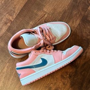 Nike Women’s Air Jordan 1 low